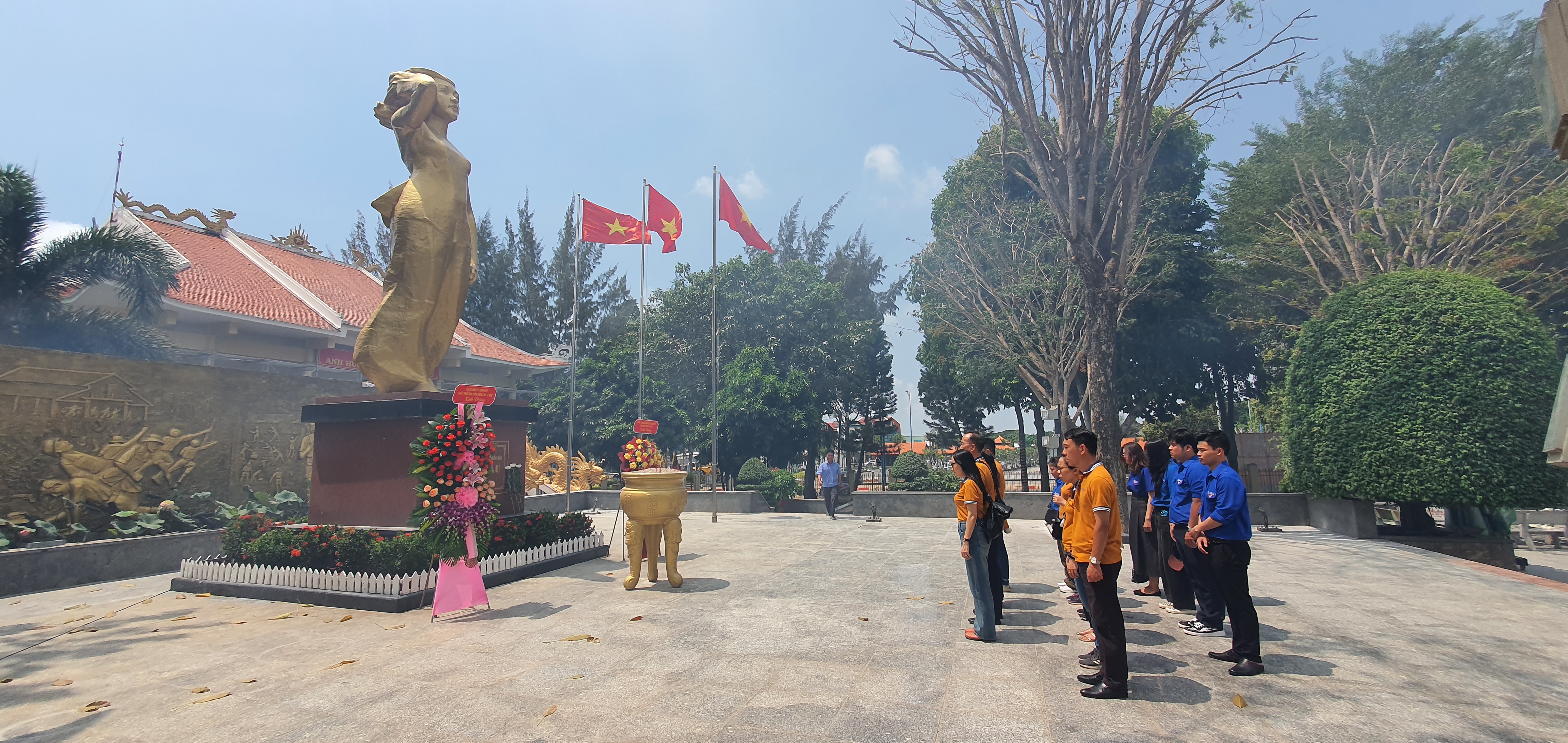 Dâng hương tại Tượng đài Anh hùng Liệt sĩ Võ Thị SáuDâng hương tại Tượng đài Anh hùng Liệt sĩ Võ Thị Sáu